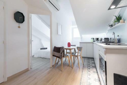 Charming 1 Bedroom Apartment Center