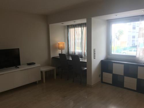 Cannes Apartment Sleeps 2 Air Con Wifi