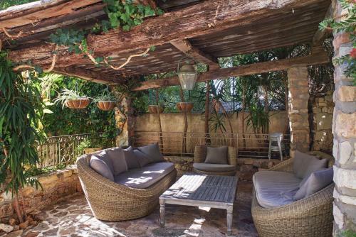 Villa Surrounded By Greenery - Villa Les Pins