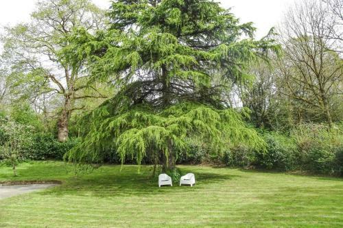 Holiday Home Ch�teauneuf-du-faou - Bre06105i-f