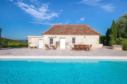 Clairac Chateau Sleeps 15 With Pool And Wifi