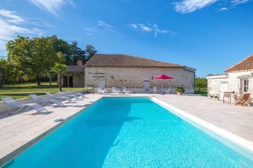 Clairac Chateau Sleeps 15 With Pool And Wifi