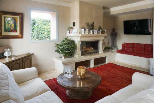 Cuers Villa Sleeps 12 With Pool Air Con And Wifi
