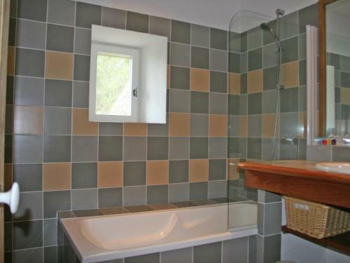 Spacious Mansion In Grignan With Swimming Pool