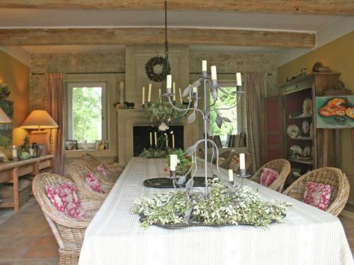 Spacious Mansion In Grignan With Swimming Pool