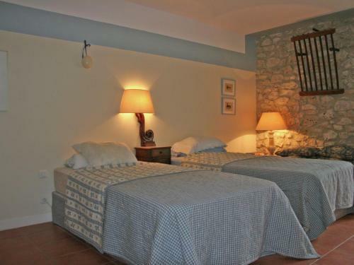Spacious Mansion In Grignan With Swimming Pool