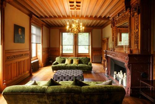 Hallines Chateau Sleeps 26 Wifi