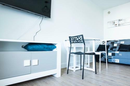 Cozy Apartment With Balcony Near The Beaches
