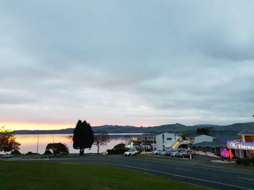 Lakefront Motor Lodge Thermal Spa
