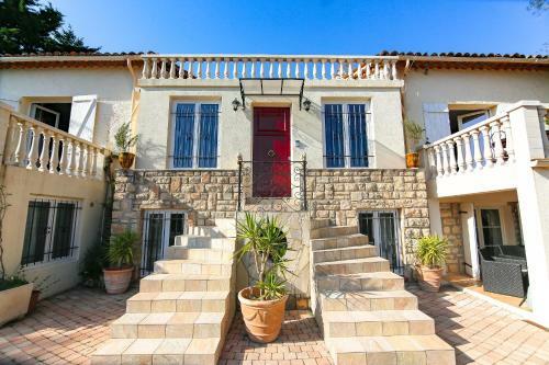 Grand Villa Overlooking Cannes And The Sea.
