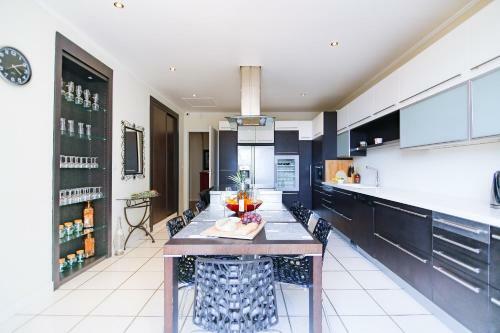 Grand Villa Overlooking Cannes And The Sea.