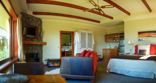 Acacia Bay's Tauhara Sunrise Lodge