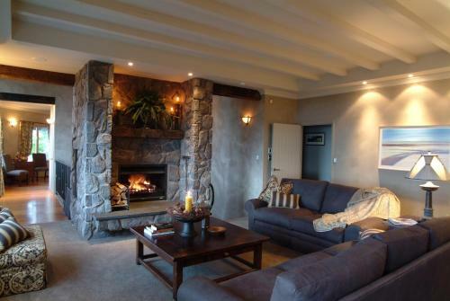 Acacia Bay's Tauhara Sunrise Lodge