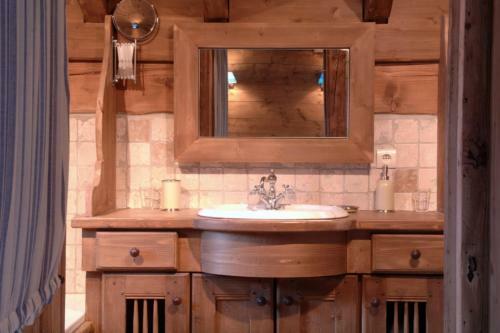 Beautiful Chalet With Spa In Les Allues