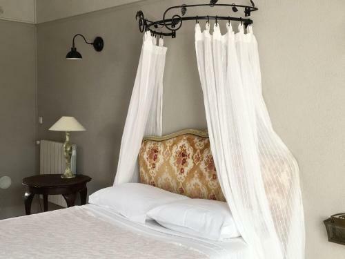 Captivating Villa In Le Plan-de-la-tour With Swimming Pool