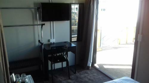 Bed & Breakfast Shooters Saloon