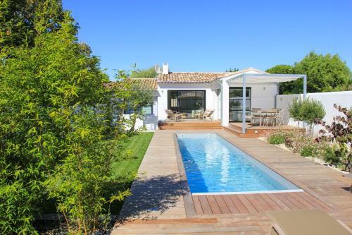 Les Portes-en-re Villa Sleeps 6 With Pool