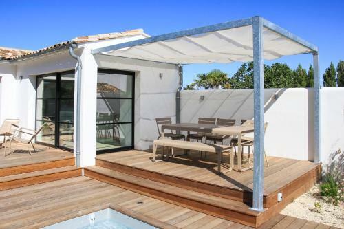 Les Portes-en-re Villa Sleeps 6 With Pool