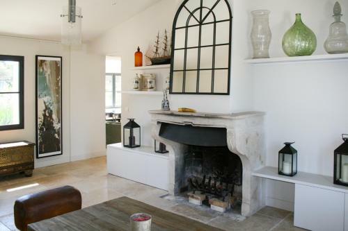 Les Portes-en-re Villa Sleeps 14 With Pool