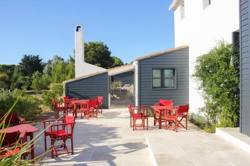 Les Portes-en-re Villa Sleeps 14 With Pool