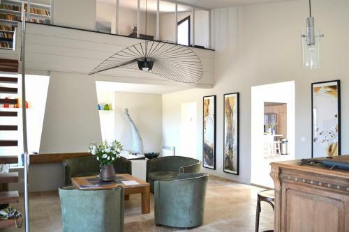Les Portes-en-re Villa Sleeps 14 With Pool