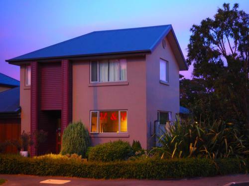 Bed & Breakfast M&y Airport Guest House (red)
