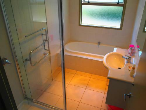 Bed & Breakfast M&y Airport Guest House (red)