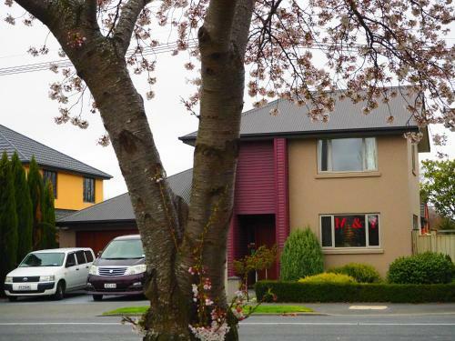 Bed & Breakfast M&y Airport Guest House (red)