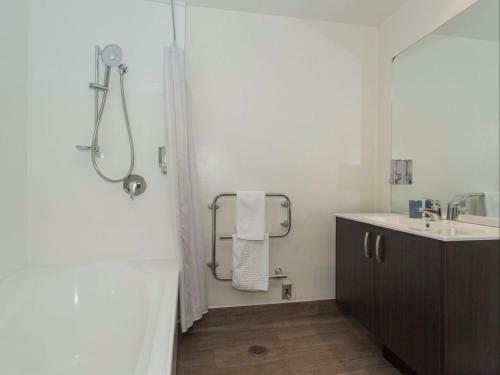 Clearbrook Motel & Serviced Apartments