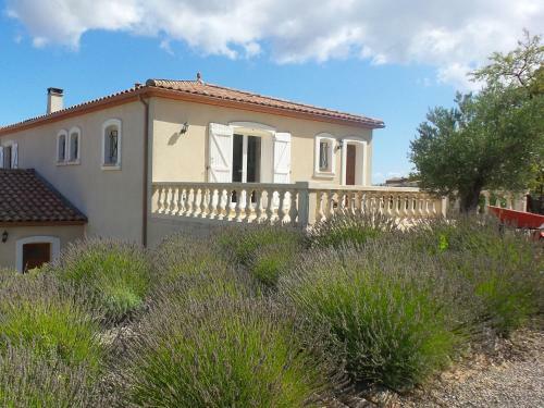 Cosy Villa In Montbrun-des-corbieres With Jacuzzi