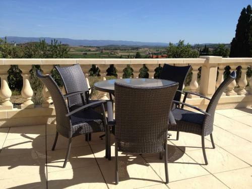 Cosy Villa In Montbrun-des-corbieres With Jacuzzi