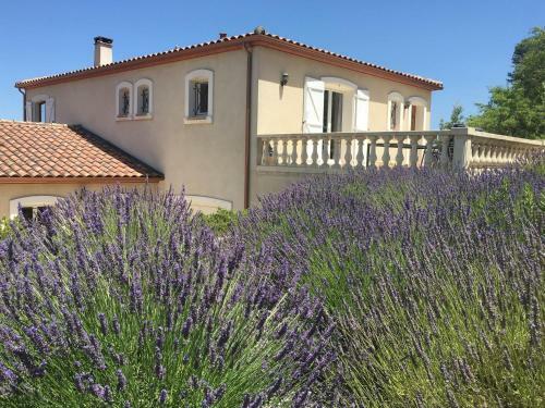 Cosy Villa In Montbrun-des-corbieres With Jacuzzi