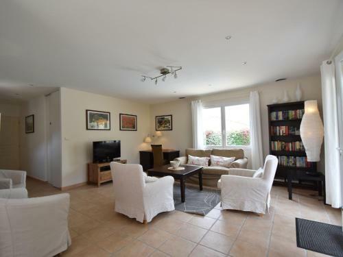Comfortable Villa With Jacuzzi In Montburn-des-corbieres