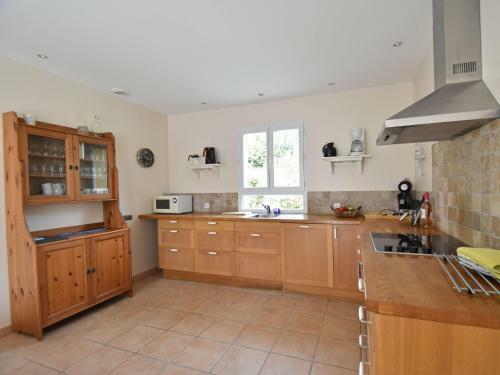 Comfortable Villa With Jacuzzi In Montburn-des-corbieres