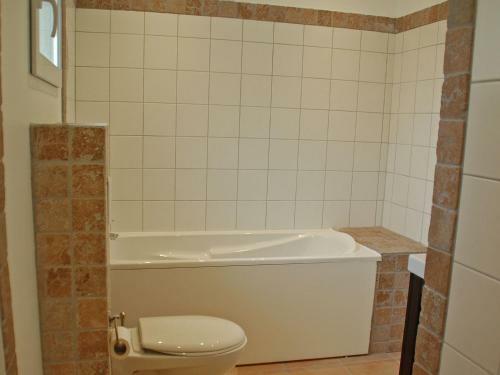 Comfortable Villa With Jacuzzi In Montburn-des-corbieres