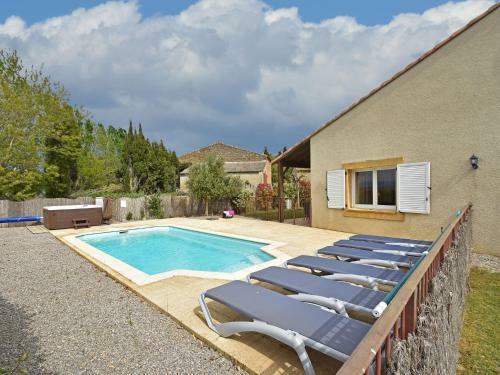 Comfortable Villa With Jacuzzi In Montburn-des-corbieres