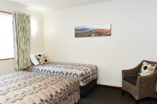 Admiral Court Motel & Apartments