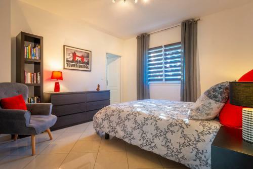 Pezenas Villa Sleeps 9 With Pool Air Con And Wifi