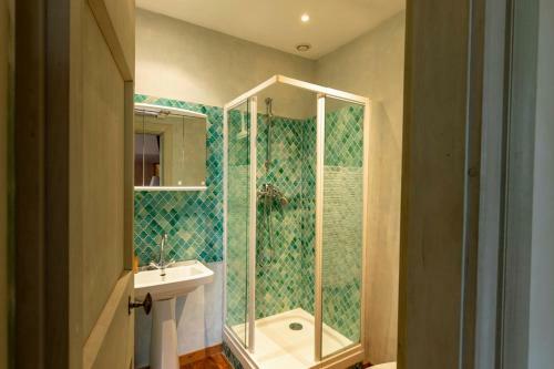 Plaigne Chateau Sleeps 28 Pool Wifi