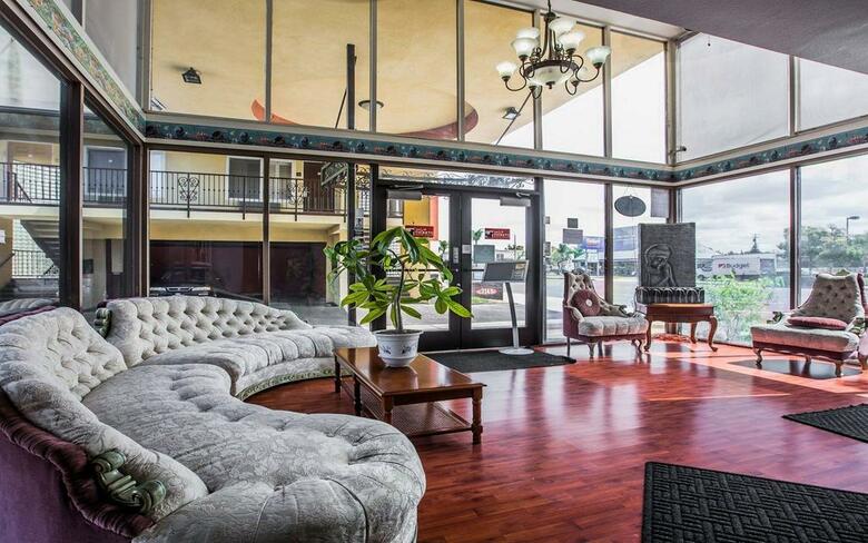 Hotel Anaheim Rodeway Inn & Suites