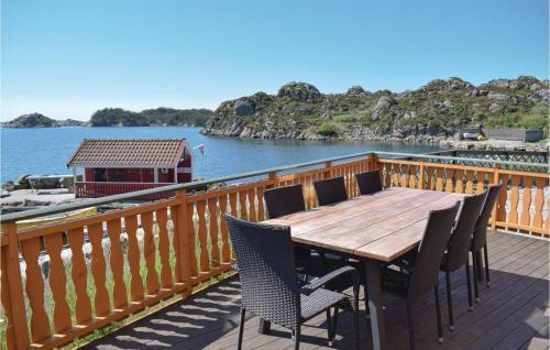 Holiday Home Kvalav�g Tresvikvegen II