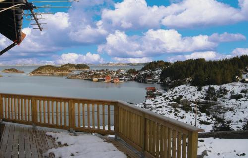 Holiday Home Bekkjarvik Kvednelva