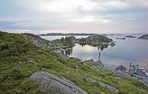 Holiday Home Bekkjarvik Kvednelva