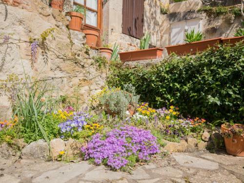 Cozy Holiday Home In Puy-l'ev�que With Terrace