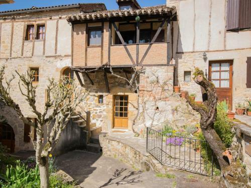 Cozy Holiday Home In Puy-l'ev�que With Terrace