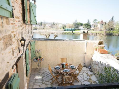Cozy Holiday Home In Puy-l'ev�que With Terrace