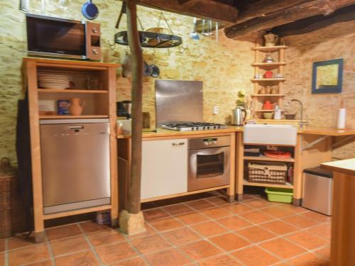 Peaceful Villa In Puy-l'eveque With Garden