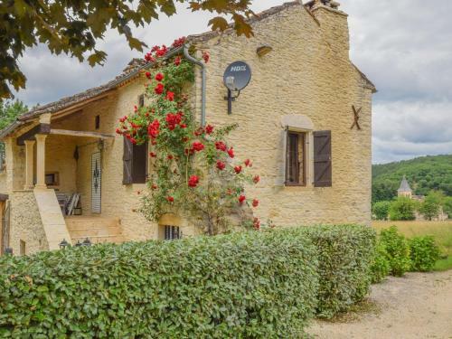 Peaceful Villa In Puy-l'eveque With Garden