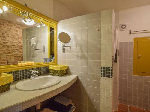 Peaceful Villa In Puy-l'eveque With Garden