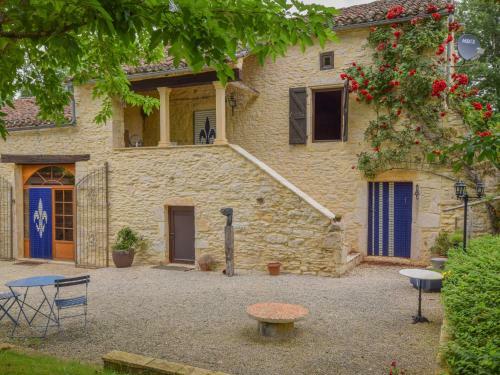 Peaceful Villa In Puy-l'eveque With Garden
